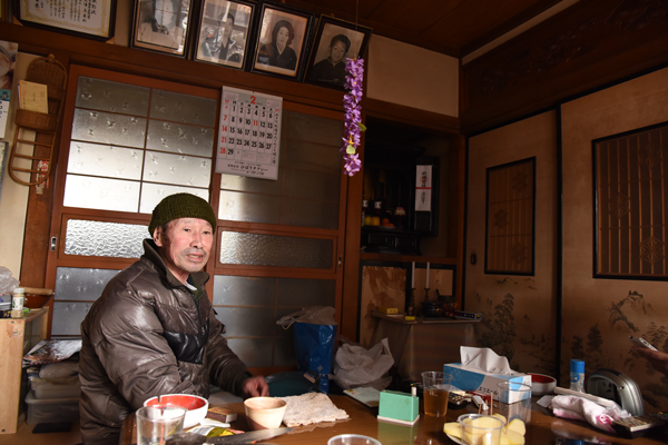 
Yasukatsu Miura tells of living in his tsunami-ravaged house in Ishinomaki, Miyagi Prefecture, on Feb. 13. | SATOKO KAWASAKI
                          