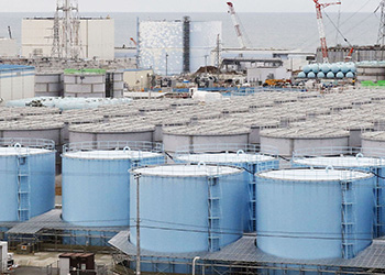 Hundreds of storage tanks have been built to store the massive amount of radioactive water that has accumulated over the years at the Fukushima No. 1 plant. | KYODO

                          