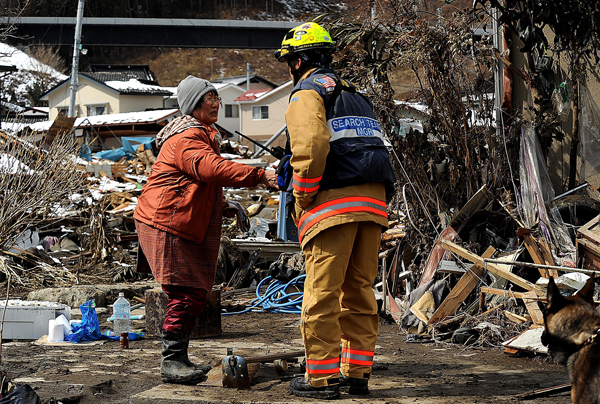 
A resident of Kamaishi, Iwate Prefecture, thanks a search team from Fairfax County, Virginia, on March 17, 2011. | U.S. AIR FORCE
                      