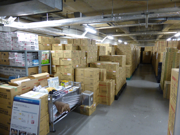 
The basement of Roppongi Hills Mori Tower in Tokyo’s Minato Ward contains a stash of 100,000 food rations and other emergency supplies. The resources are sufficient for about 5,000 people in a disaster. | SHUSUKE MURAI
                      