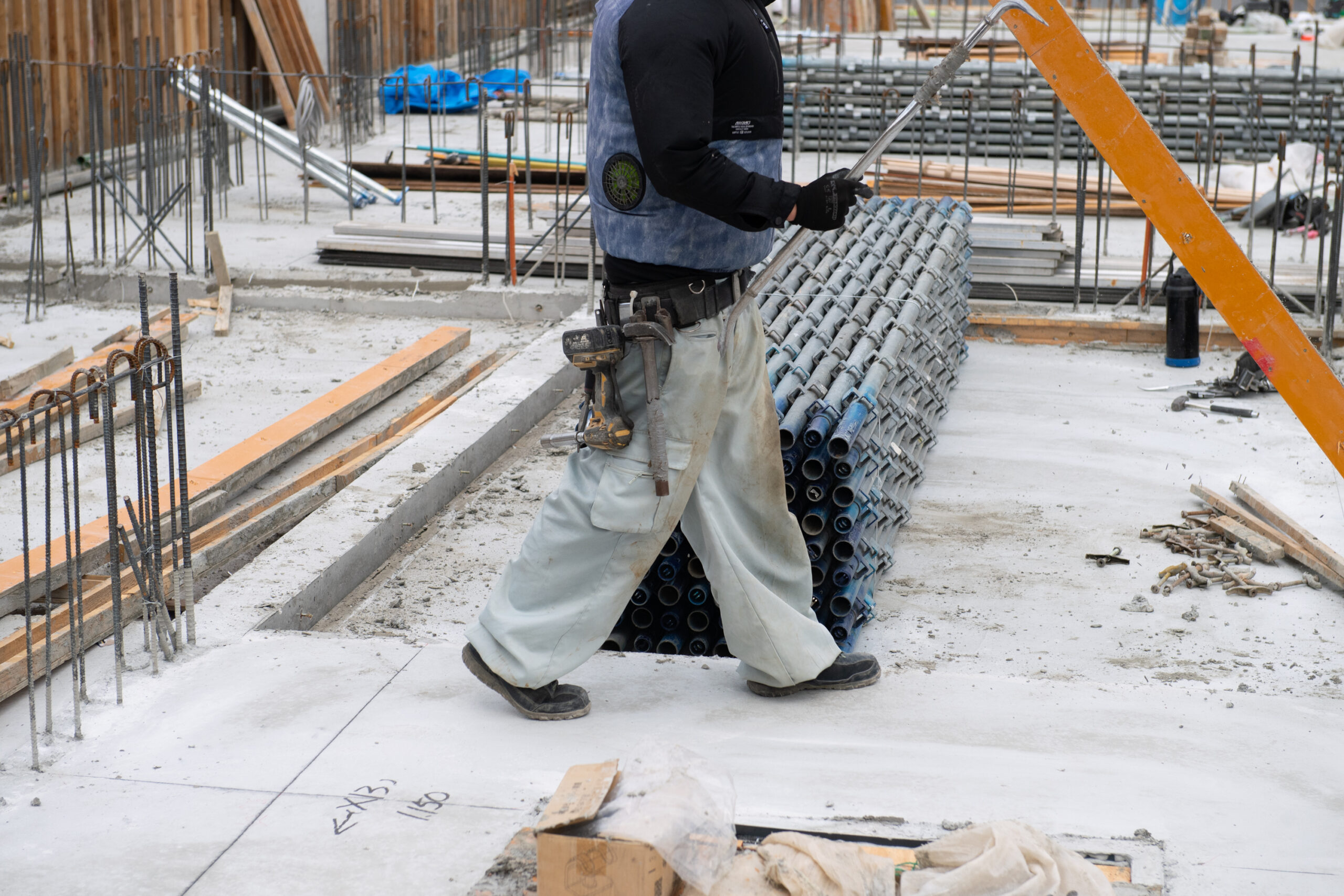 Fan jackets have become an important part of construction workers' attire during Japan's scorching summers, but for other people, they can present issues when it comes to recycling.